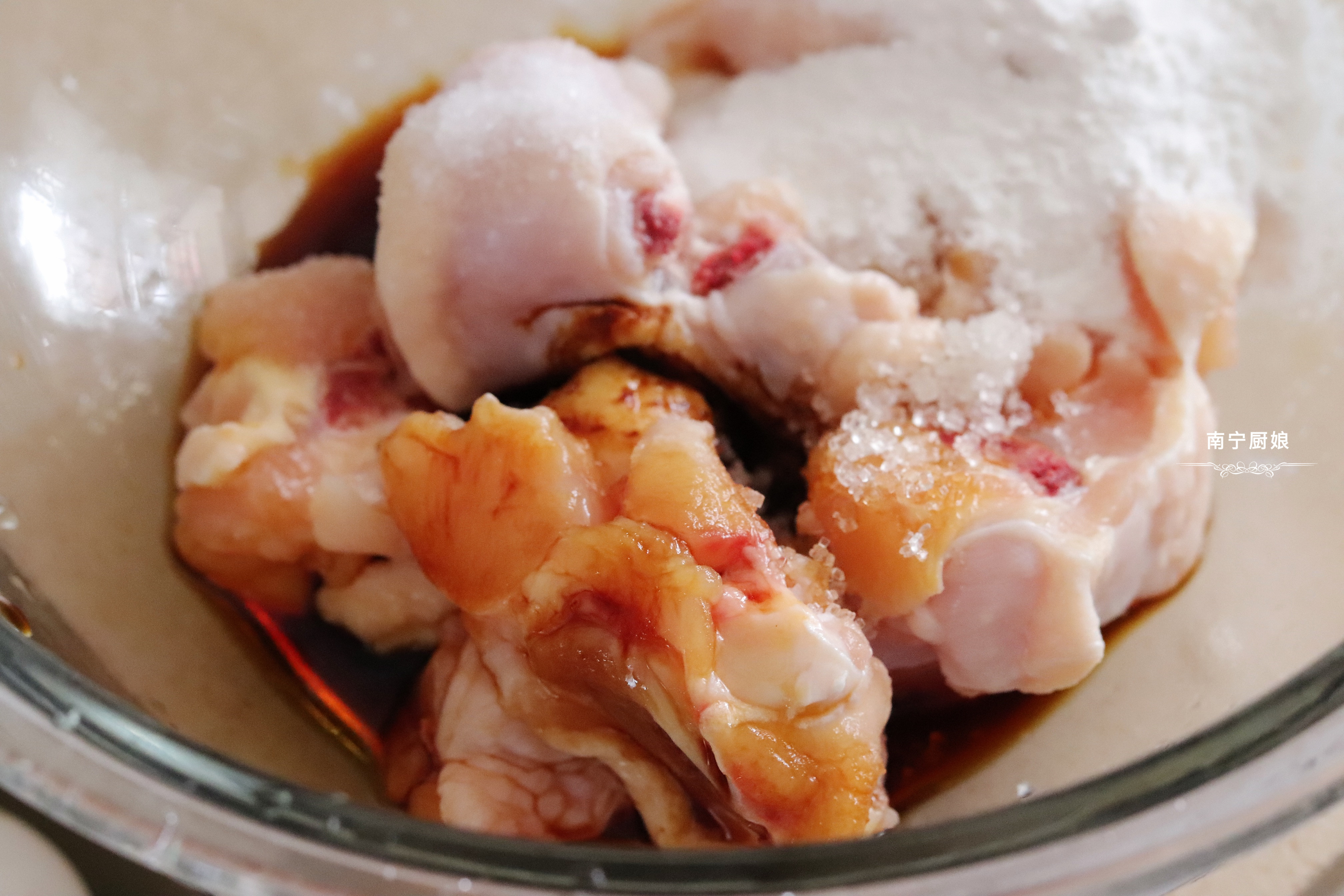 把4个鸡腿丢进锅里简单一焖，出锅变美味，一个人吃完一锅不过瘾