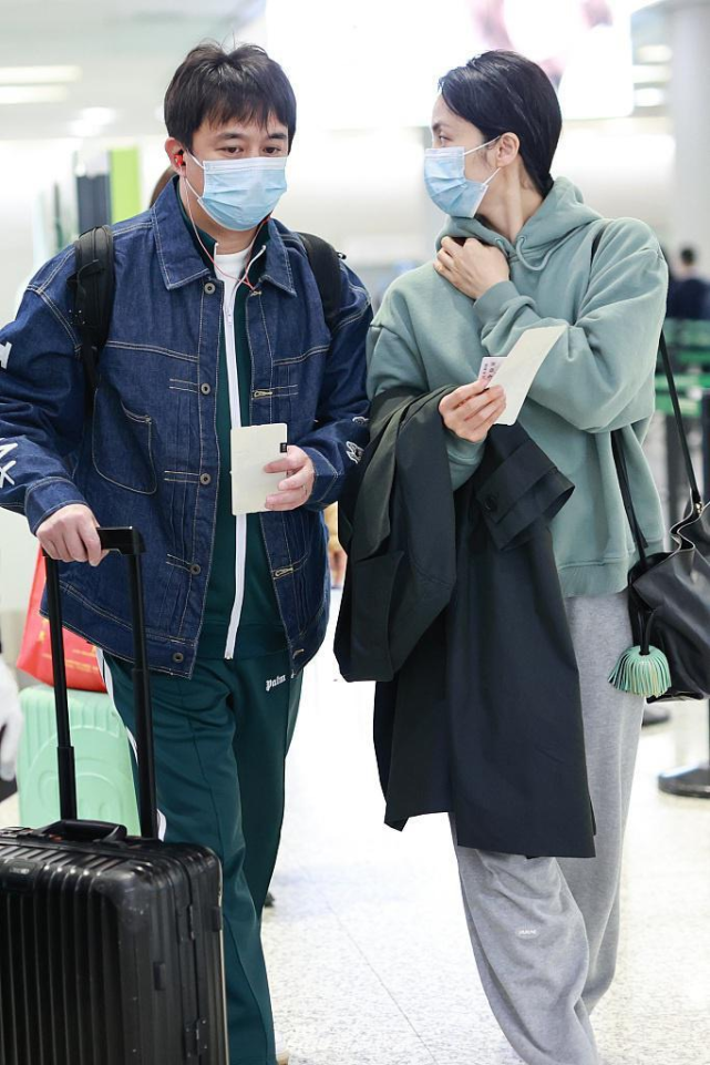 黄磊夫妇合体现身，黄磊“穿校服”背双肩包成