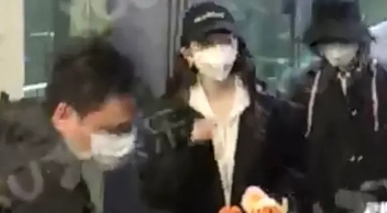 蒋梦婕粉丝与保安起冲突，粉丝接机事故频发，特殊时期还这般胡闹