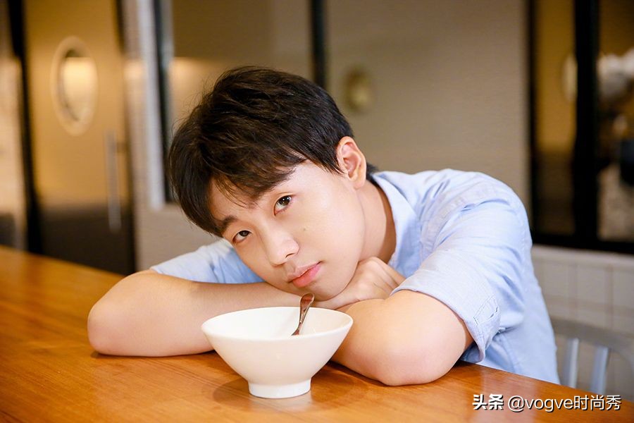 不怪郭麒麟抢着演《赘婿》，看到同剧组女演员