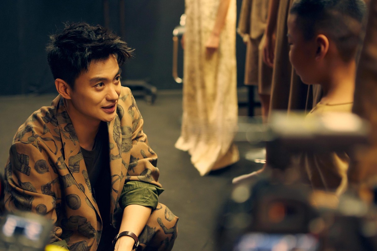 39岁朱丹产后现身，身材壮成身边人的一倍，坚持母乳却没带娃？