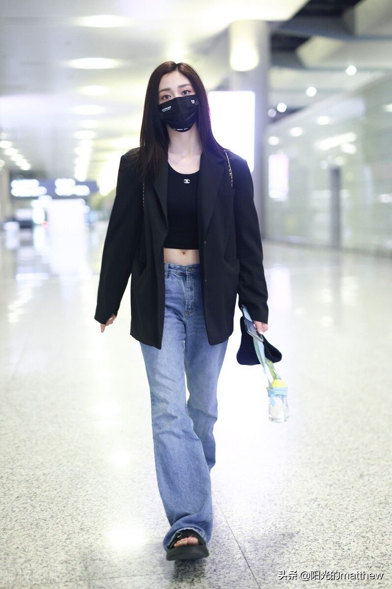 Street Shot: Zhou Jieqiong Black Suit + Black T-shirt + Straight Jeans 