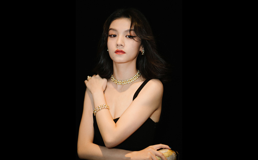 同是“谋女郎”，周冬雨喜提双金影后，她却连