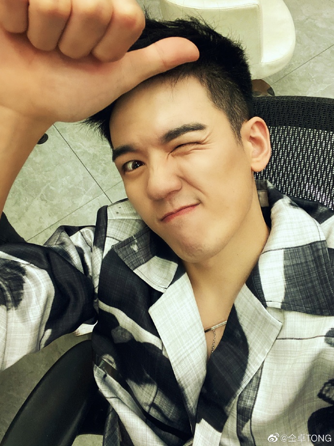 仝卓直播翻车，自曝篡改身份获取高考资格 网友