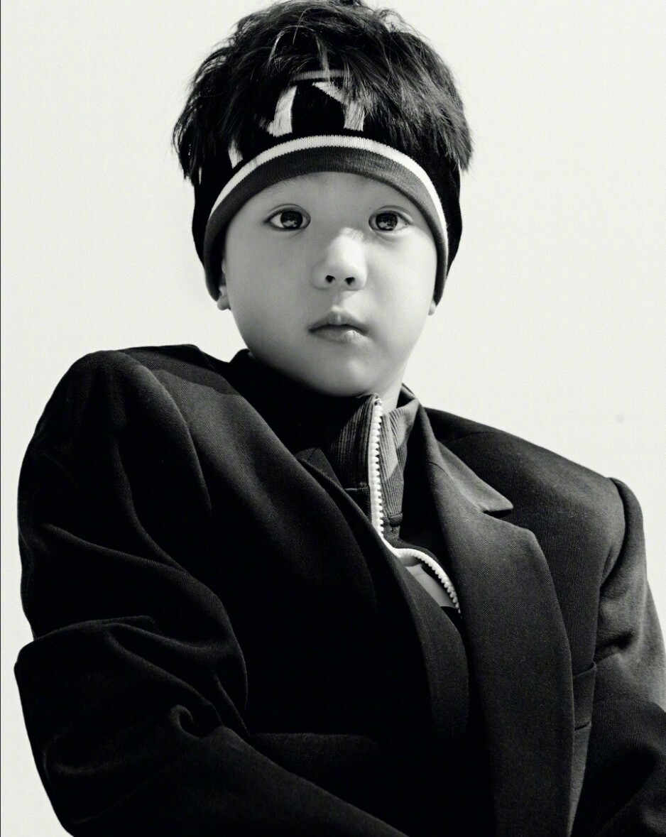 霍思燕晒儿子吃雪糕，嗯哼近期瘦出瓜子脸，网友直呼越来越像杜江