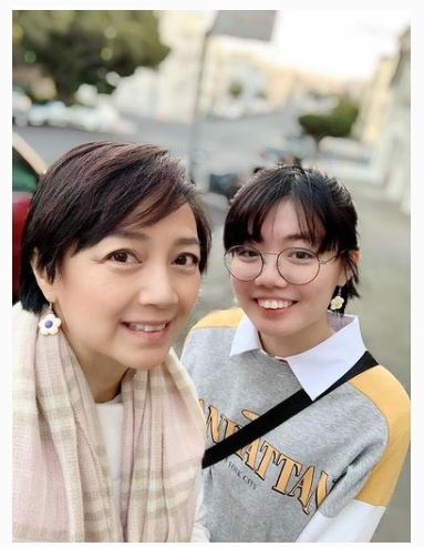 50岁港姐曝近况！曾是阔太住豪宅，因负债千万现与女儿摆摊赚钱