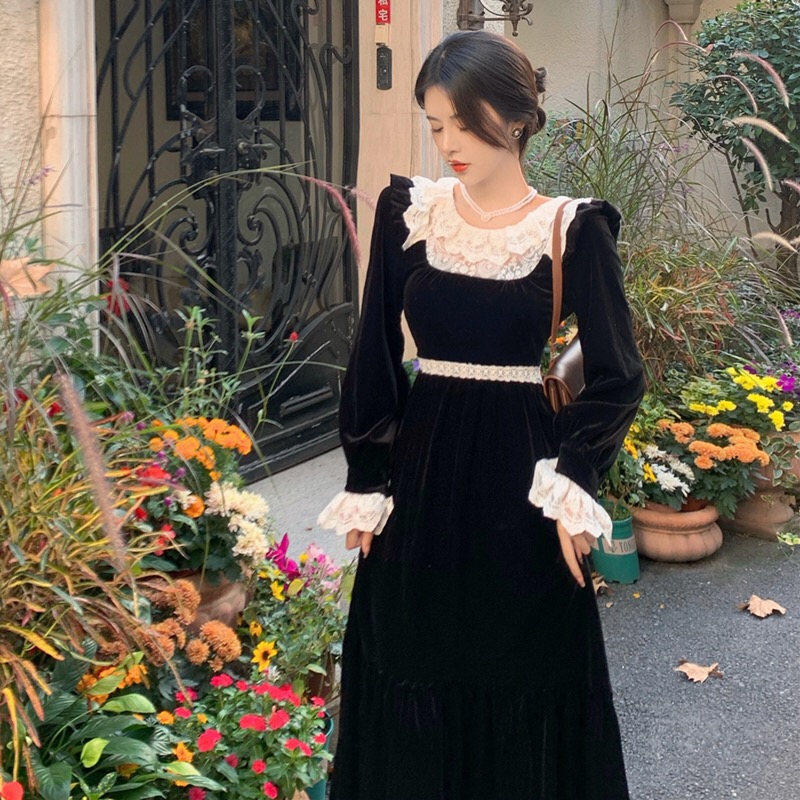 金晨桃粉连衣裙不见素日扁平感，气质冷艳，这