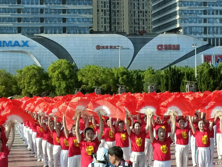 舞动湘潭”万人同跳大型排舞展演湘潭主会场启动活动圆满成功