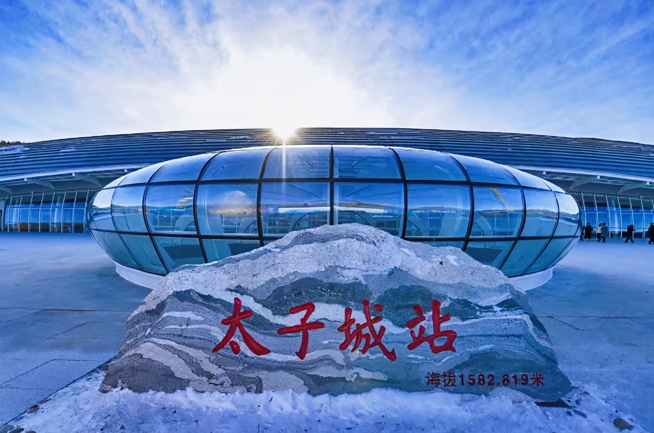 太子城站——冬奥史上首个直达比赛核心区的高铁站太子城站坐落在距离