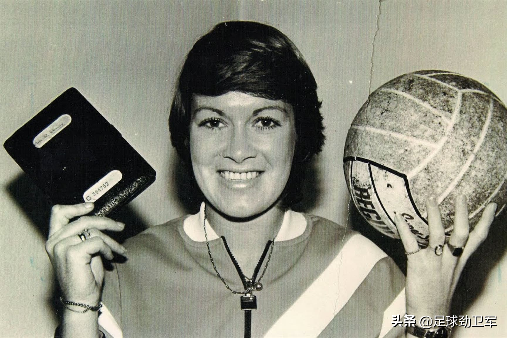 凭勇敢的心，一女驭二“夫”：足球游侠列传