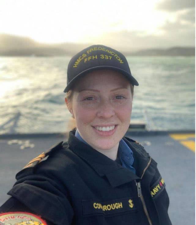 加拿大铁心亲美，却连遭美欺负，双方军舰对峙，加舰载机确认坠毁