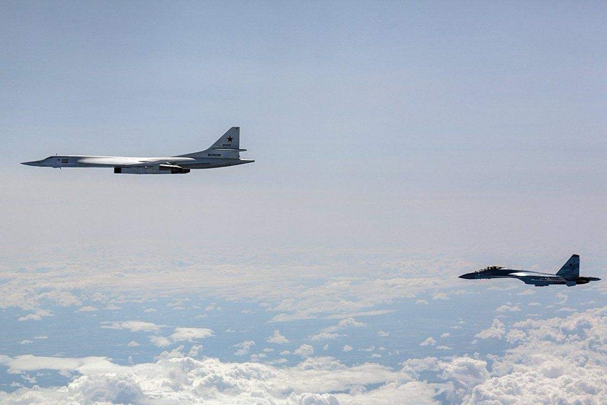 F-35被戏谑后，美军又指派F-22接触图-160，美飞行