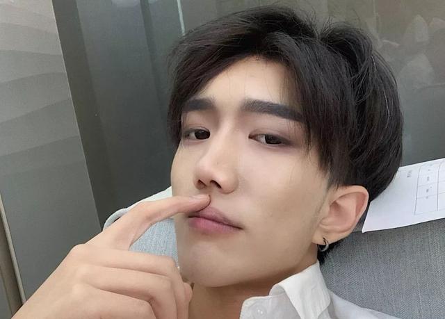 先天唇裂，从小被母亲抛弃，他却靠扮丑养活自己和奶奶 