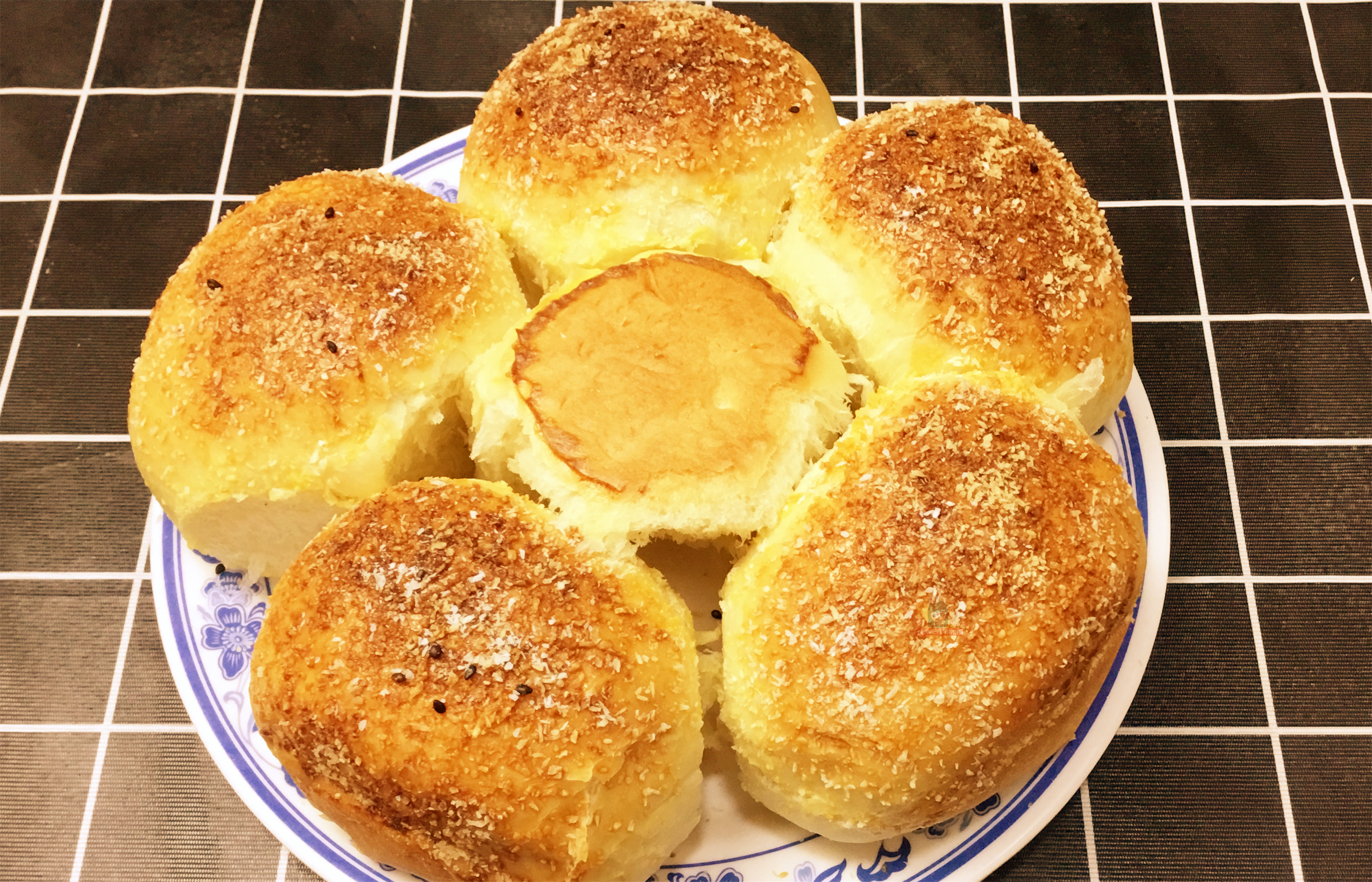 一碗麵粉，一包牛奶，掌握2個小技巧，在家也能做椰蓉小麵包