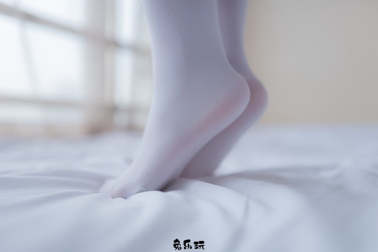 白色丝袜妹子的红色露脐体操服