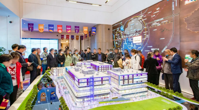 燃！富人区＋高校旁＋百万客流量！城东商业旺铺，马上开卖