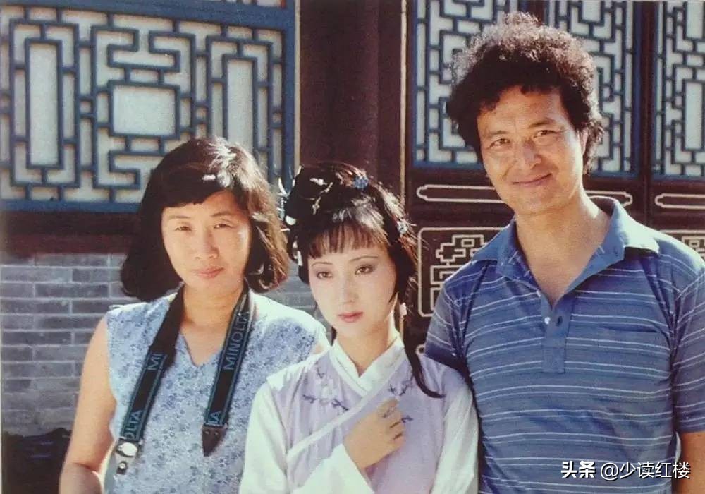 陳曉旭與身邊朋友罕見合影，脫下戲裝的她，人群中依然驚艷
