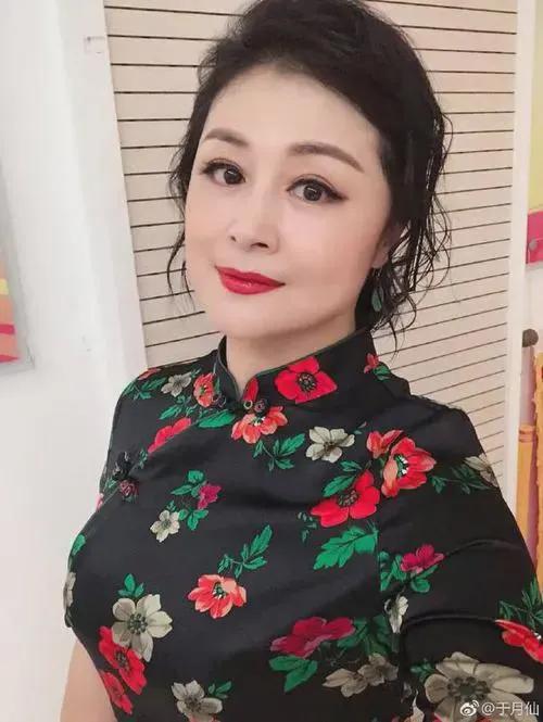 于月仙逝世，赵海燕开直播遭网暴回怼：她死了，我们还不吃饭了