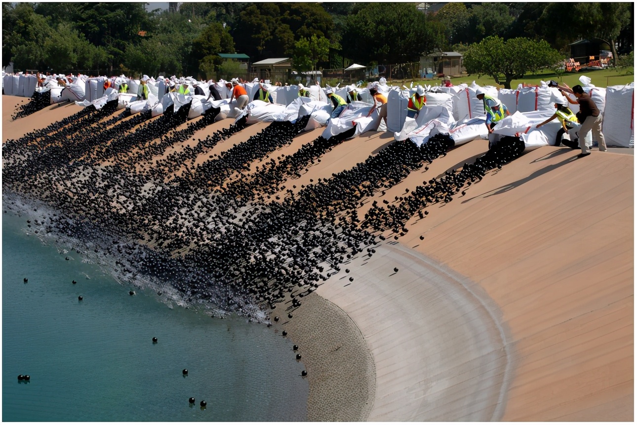 印度學美國給水庫蓋蓋子，泡沫板亂飛惹群嘲，原因無法說出口？