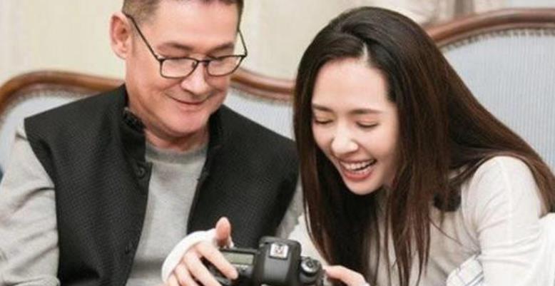 向佐当爸后低调晒幸福，头像换成一家三口合照，郭爸爸却情绪低落
