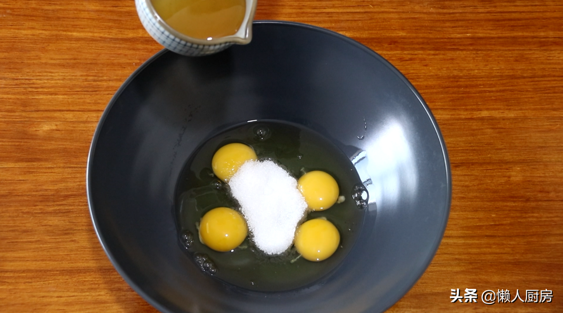 不用加水，不要分离蛋白蛋黄，教你蜂蜜脆皮蛋糕的做法，皮脆里软