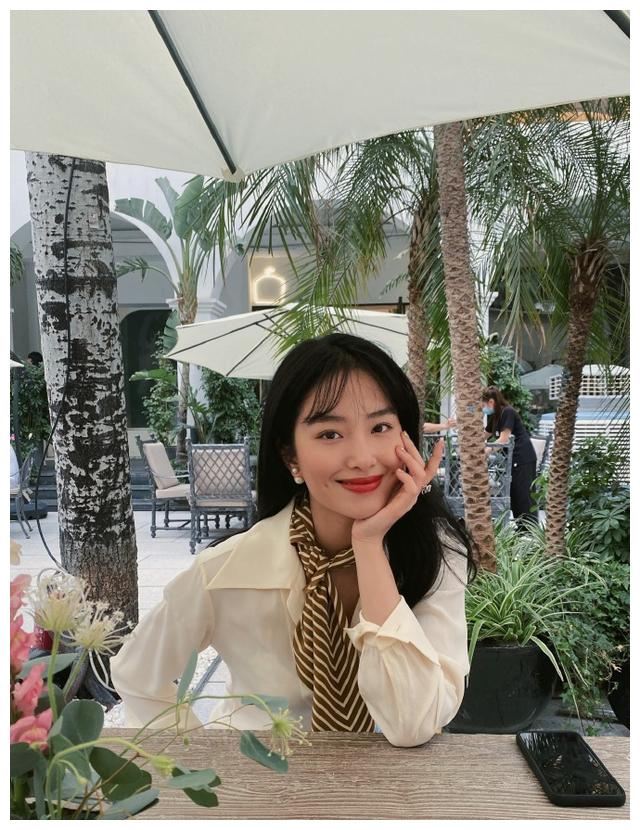 杨采钰和男友私下被拍零交流？自己是白富美，