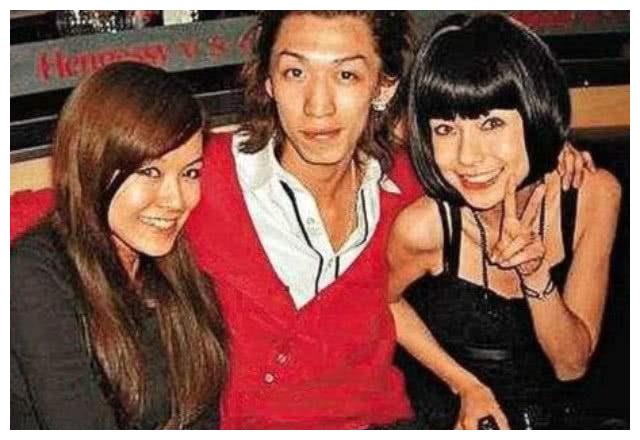 杨颖18岁在日本的生活照，浑身土气形象全无，整容与否一目了然