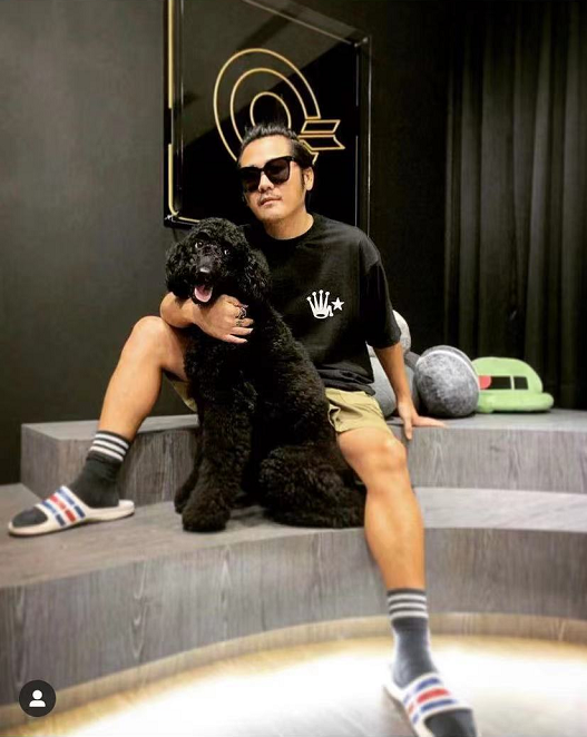 曹格被狗咬伤后首晒伤痕，手部被咬伤多处直流血，肿得像包子