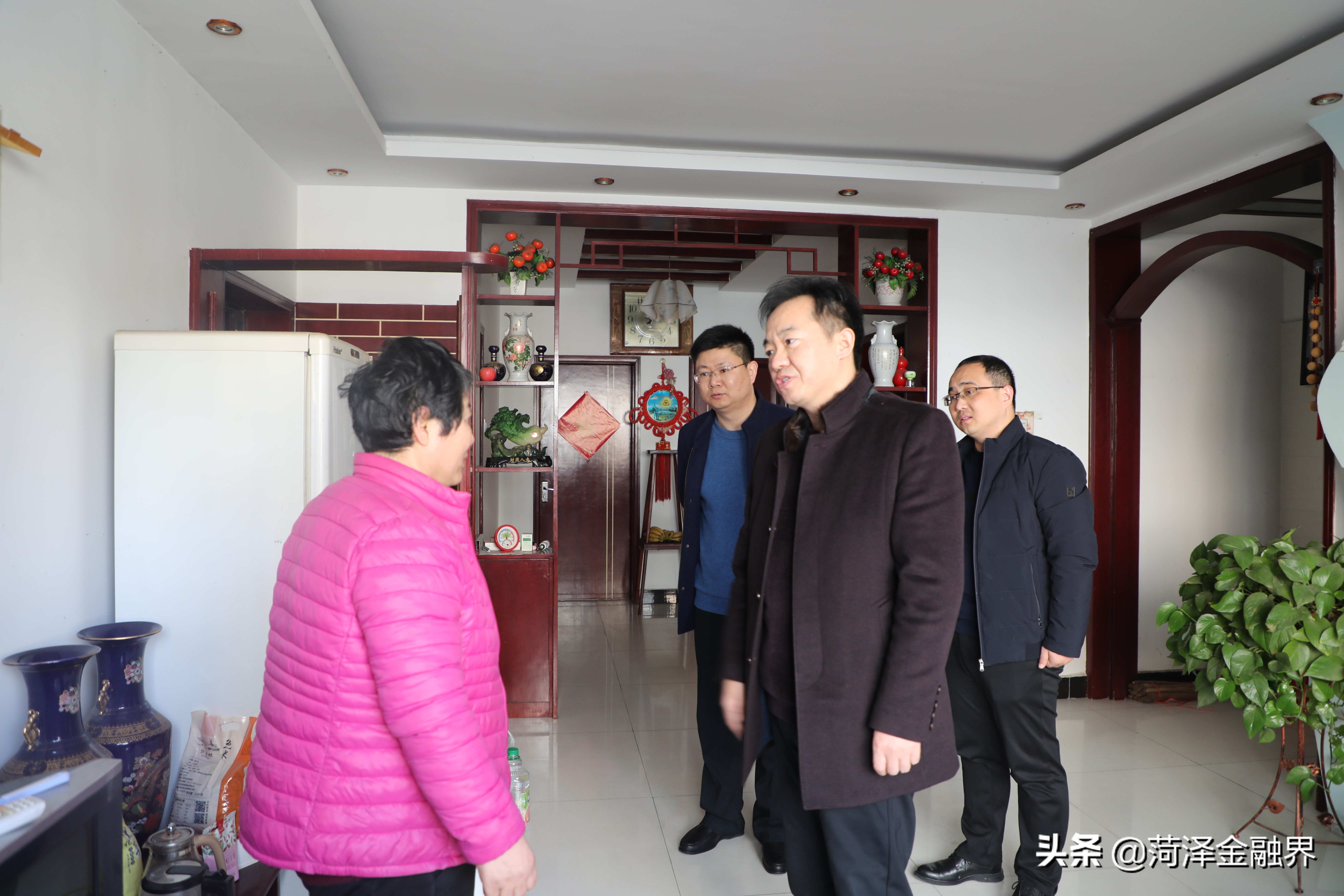 菏泽审计中心副主任级干部刘贺磊赴东明农商银行走访慰问困难员工