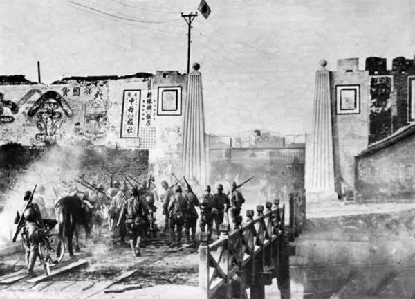 1946�꣬150������Ա���ձ�Ů��ҽɱ������ı���廨����ϴ�