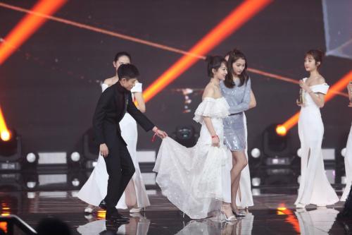 肖战张一山负责提裙子，李现帮忙领奖杯，杨紫的异性缘真是太好了