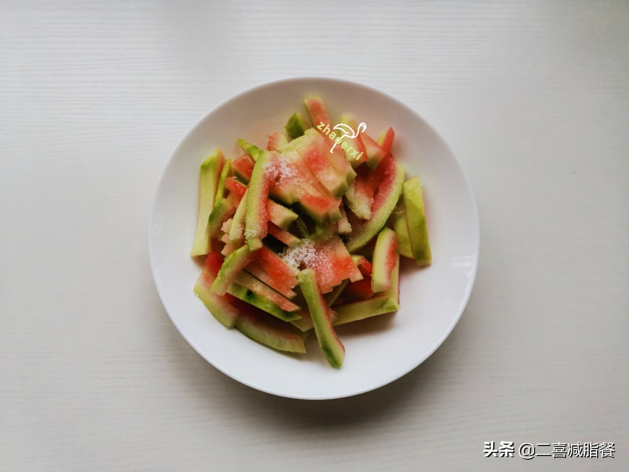 减肥期间西瓜能不能吃？西瓜皮不要扔掉，做低热量的减脂食谱吧