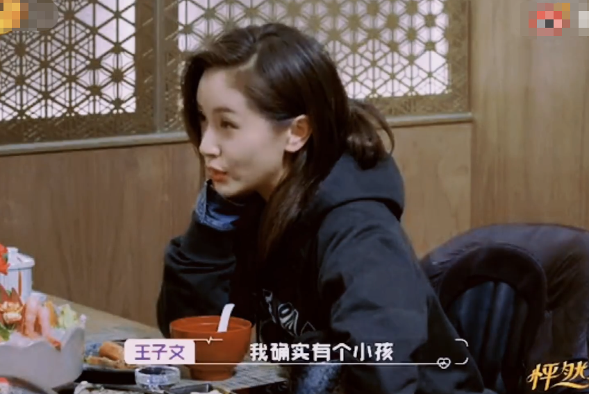 王子文恋爱后高调为儿子庆生，嘴对嘴亲吻引起热议