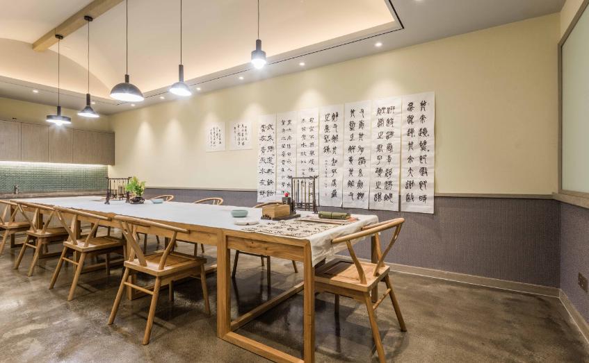 Calligraphy decoration in interior space, decorated with text - iMedia