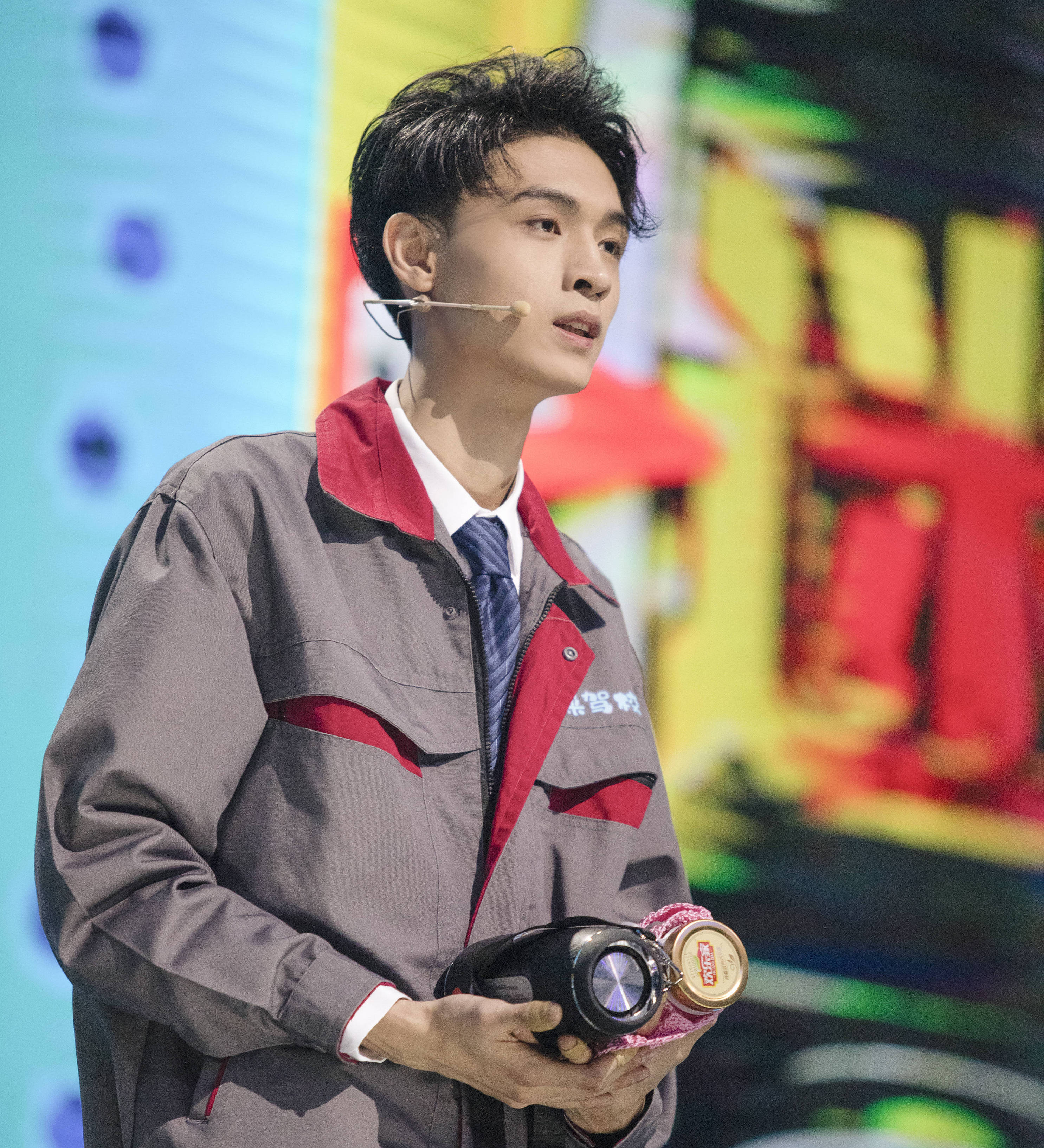 有谢娜沈腾李诞加盟，新节目《笑起来真好看》