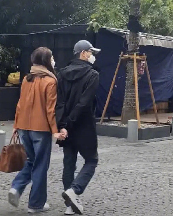 袁咏仪面馆被偶遇，素面朝天皮肤依旧粉润紧致，主动打招呼超友善