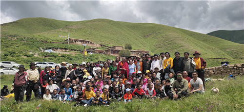 高原爱心行走进四川省甘孜藏族自治州德格县俄支乡慰问藏族小朋友