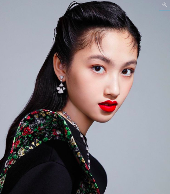 任达华长女炫100公分长腿登封面，妈妈琦琦寄语泪目，女儿长大了