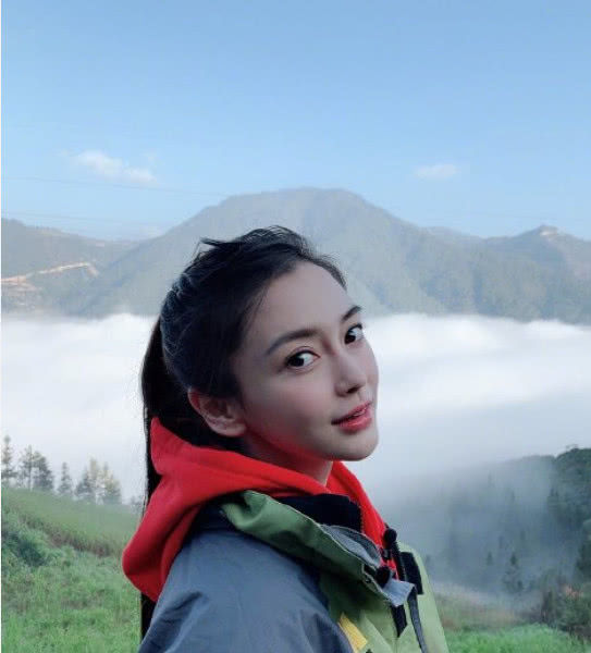 杨颖上学时没人追，看到她高中照片后，网友：