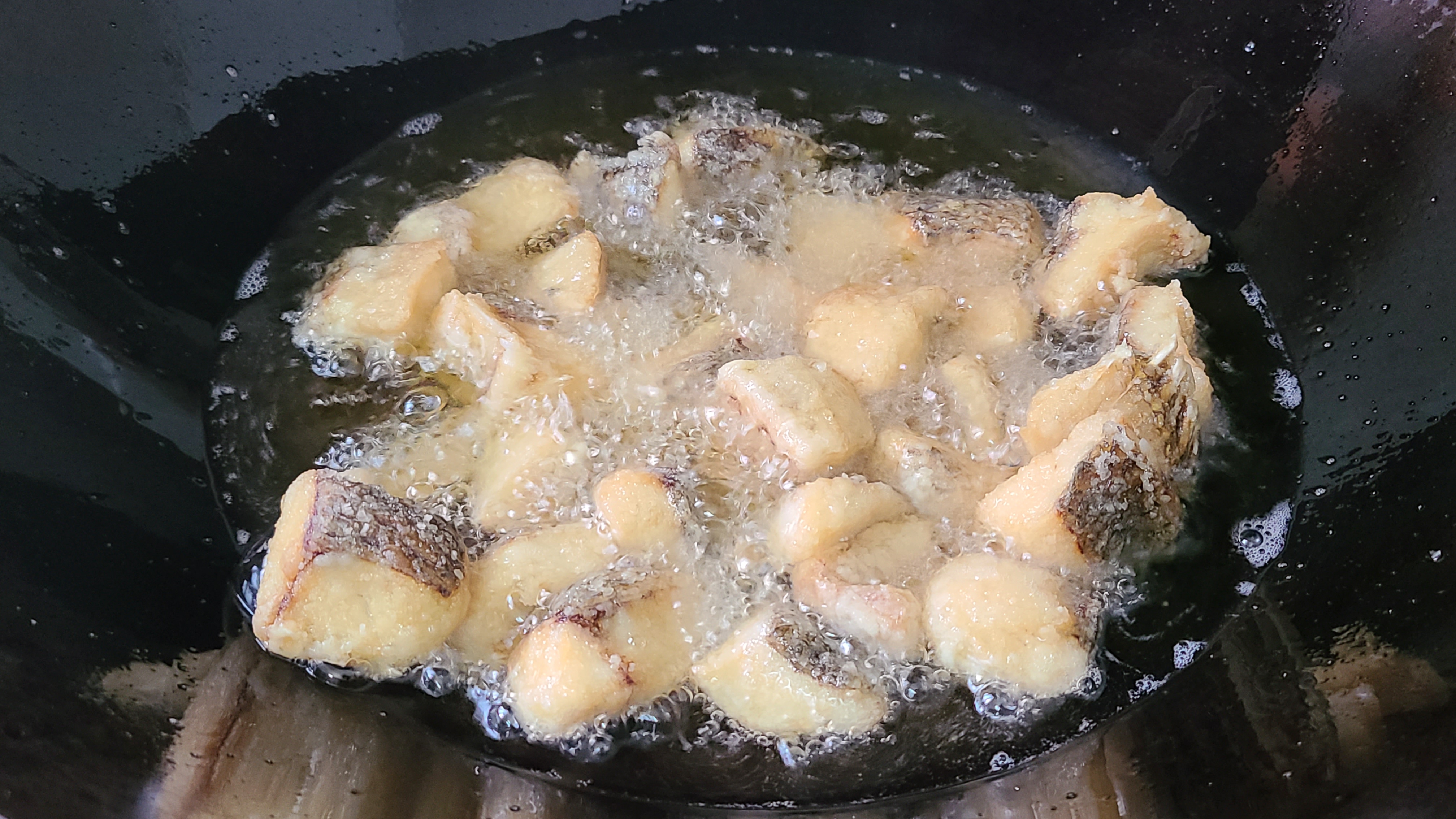 家常版的糖醋鱼块，酸甜开胃又好吃，这一道家常菜，全家都喜欢