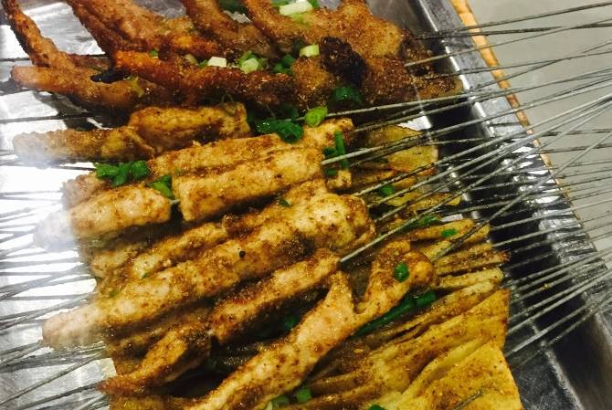 在武汉这个老城区，排队才能吃到传奇美食，物