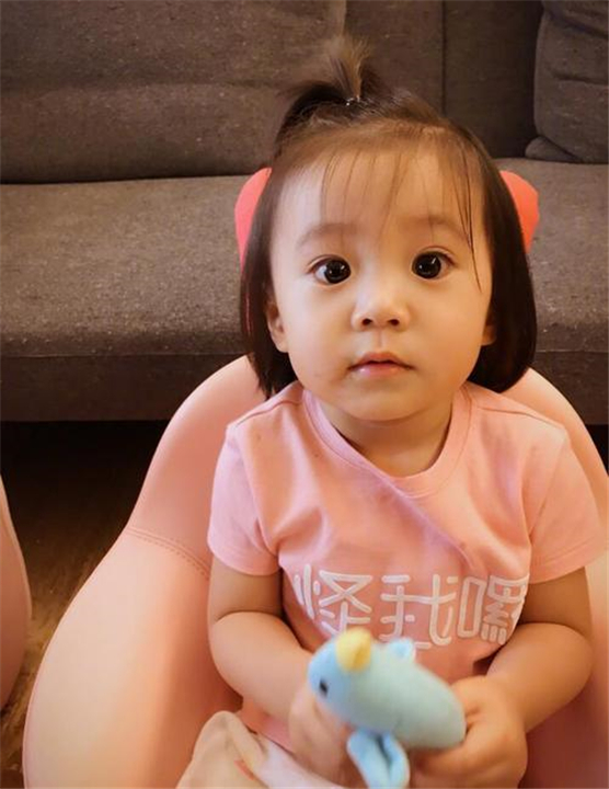 賈靜雯女兒“驚艷式”長大，波妞軟萌討喜，咘咘精緻得像洋娃娃