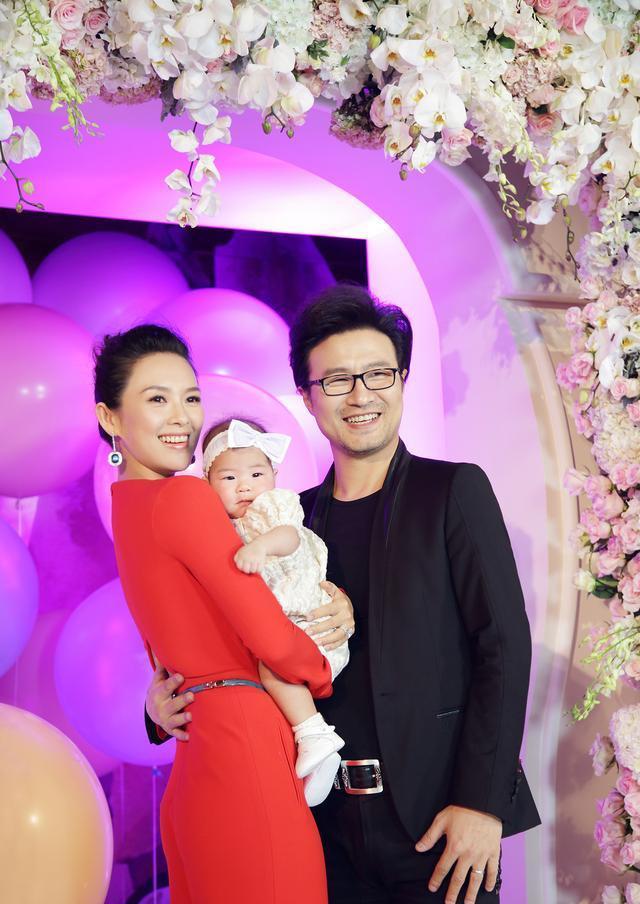 章子怡罕见晒合影，庆祝儿子会叫妈妈，母子互动温馨有爱