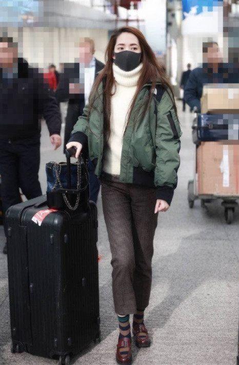 郭碧婷学习向太穿搭，女儿百日宴上穿20万连衣裙