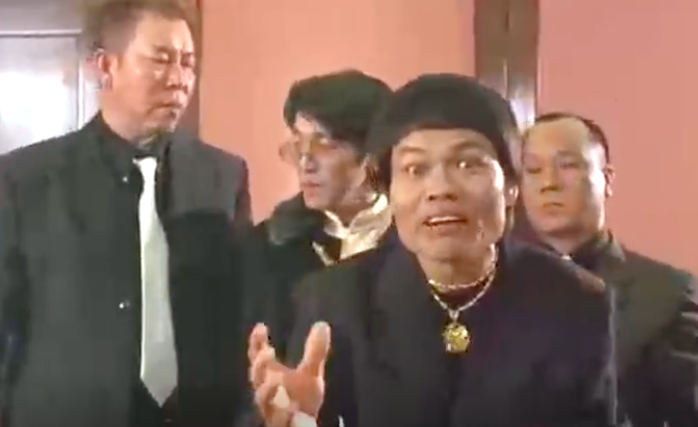 67岁八两金高调现身，坐百万豪车排场大，被指刘德华都没其嚣张