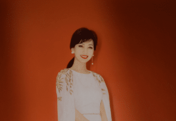 65岁赵雅芝调晒照不服老！手捧鲜花低似35岁，眼角卡粉有些尴尬