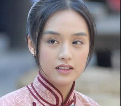 她17岁被邀上春晚，当红时却嫁给外卖小哥，如今