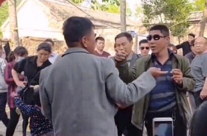 朱之文家被踹门风波不止，踹门者固然可恨，但错却并非他一人！