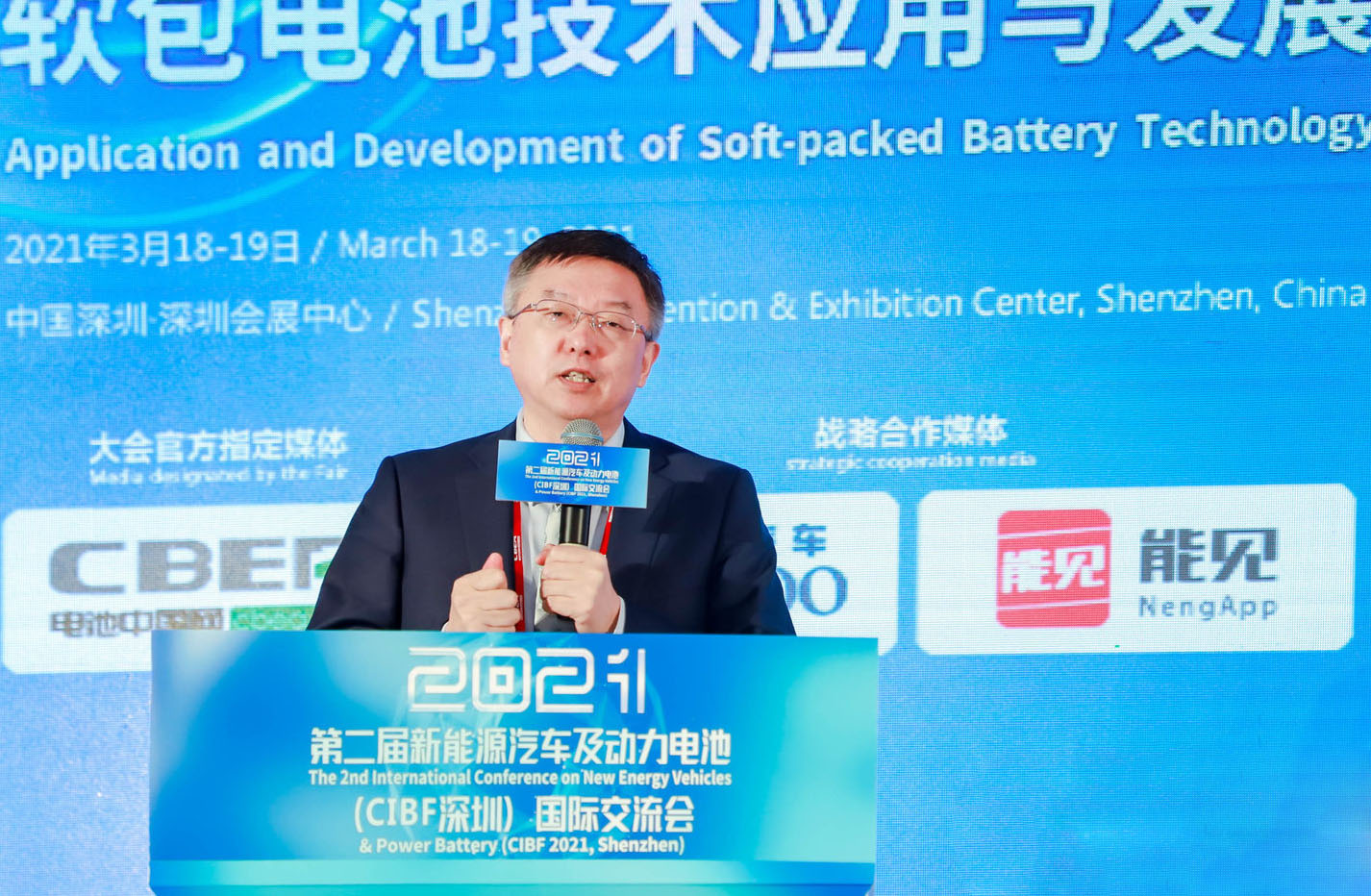 700亿身价的锂电富豪，决定豪赌一把