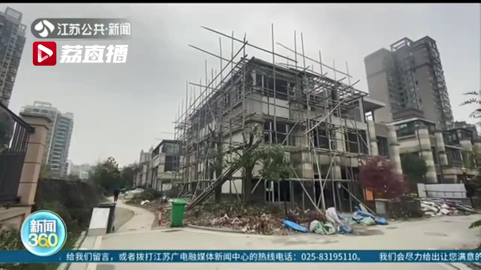 无锡一别墅小区个别业主利用露台空间建设违建 城管承认管控不力